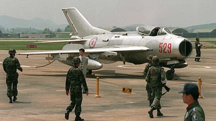 Mikojan MiG-19 Nordkorea umringt von Soldaten