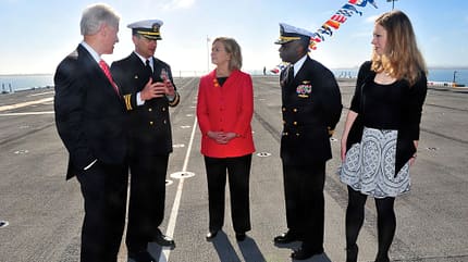 Bill Clinton, US Navy Bill Clinton mit Personen auf Schiff der US Navy
