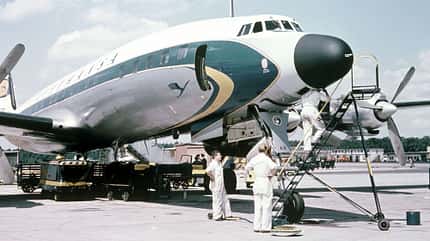 Historisches Bild Lufthansa Super Star auf Vorfeld mit Technikern