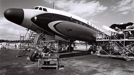 Lufthansa Super Star mit Wartungsgerüsten