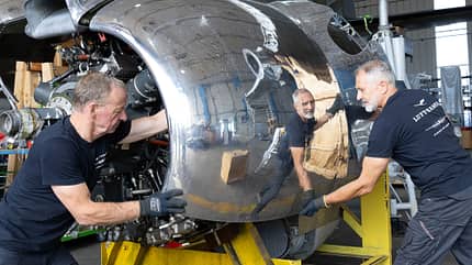 Lufthansa Super Star Techniker arbeiten an Motor