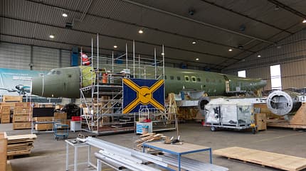 Lufthansa Super Star in Halle mit LH-Flagge