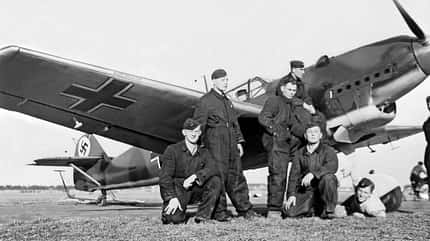 Bf 109, Messerschmitt, Bf 109 B, Legion Condor, Messerschmitt Bf 109 D Sechs Männer posieren vor einer Bf 109 B des JG 132