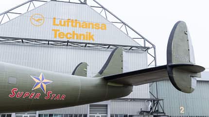 Lockheed L-1649A Super Star der Lufthansa beim Roll-out