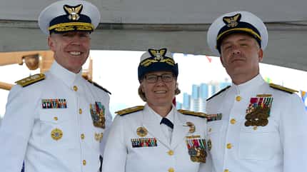 US Coast Guard, Fagan Gruppenbild mit Coast-Guard-Kommandeurin Linda Fagan