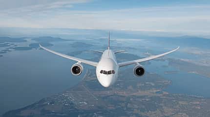 787-9, Trent 1000, Boeing 787, Lufthansa, Qantas, Air France, 787 Kabine, 787-8, 787-10, full flight simulator Boeing 787 Dreamliner von Qantas im Flug von vorne fotografiert