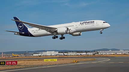 787-9, Trent 1000, Boeing 787, Lufthansa, Qantas, Air France, 787 Kabine, 787-8, 787-10, full flight simulator Ankunft erster Boeing 787 Dreamliner Lufthansa in Frankfurt Kennung D-ABPA
