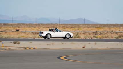 Boom, XB-1 Mazda MX-5 auf Startbahn in Mojave