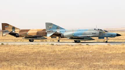 RF-4E, Phantom, Iran Zwei RF-4E Phantom Iran in verschiedenen Anstrichen auf dem Runway