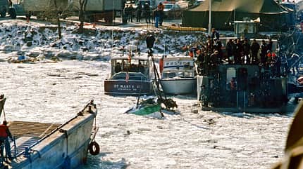 Potomac-Absturz, Boeing, 737 Bergungsarbeiten im Eiswasser Potomac-Absturz 1982 Boeing 737
