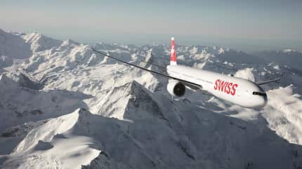 777, Boeing 777 300, Lufthansa Cargo, 777-200, 777-300ER, Emirates, Swiss Boeing 777-300ER von Swiss im Flug über die Alpen
