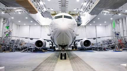 Boeing P-8A Poseidon Marine in Lackierhalle von vorne