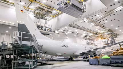 Ansicht von hinten der Boeing P-8A Poseidon Marine in Lackierhalle