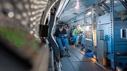 HALO, DLR, Deutsches Zentrum für Luft- und Raumfahrt, Atmosphärenforschungsflugzeug, Gulfstream G550, ESA, Satelliten, Forschungssatellit, EarthCARE, Earth Cloud Aerosol and Radiation Explorer Kabine des Atmosphärenforschungsflugzeug HALO mit Arbeitsplätzen für die Wissenschaftler