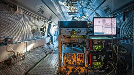 HALO, DLR, Deutsches Zentrum für Luft- und Raumfahrt, Atmosphärenforschungsflugzeug, Gulfstream G550, ESA, Satelliten, Forschungssatellit, EarthCARE, Earth Cloud Aerosol and Radiation Explorer Blick auf die Forschungsstation in der Kabine der HALO