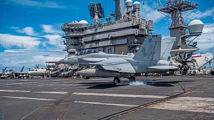 Eine grade gelandete F-18F auf dem Flugdeck USS Nimitz Flugzeugträger