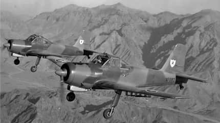 Pervical Provost, Schulflugzeug, Royal Air Force, Trainer, Percival Aircraft Ltd., Luton Zwei bewaffnete Percival Provost T.52 der Luftstreitkräfte Omans im Flug über einer bergigen Wüstenlandschaft