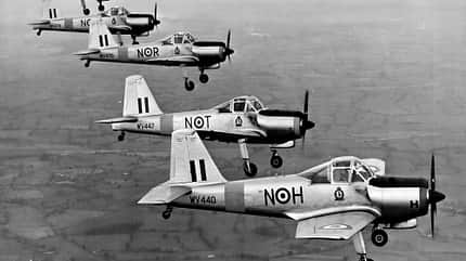 Pervical Provost, Schulflugzeug, Royal Air Force, Trainer, Percival Aircraft Ltd., Luton Mehrere Percival Provost T.1 der Royal Air Force in enger Formation während eines Fluges über die Landschaft