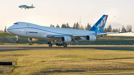 Boeing, 747, 747-8, Jumbo Boeing 747-8 beim Erstflug mit Begleitflugzeug
