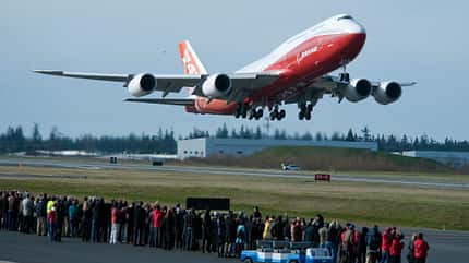 747-8I, Boeing, Jumbo, 747 Startende Boeing 747-8I mit Zuschauern