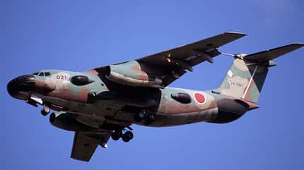 Kawasaki EC-1 mit Radarwülsten im Landeanflug