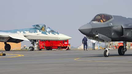 Suchoi Su-57 mit Pilot Sergej Bogdan bei der Aero India 2025.