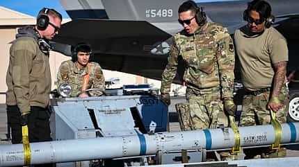 F-35, Lightning Soldaten heben Flugkörper auf