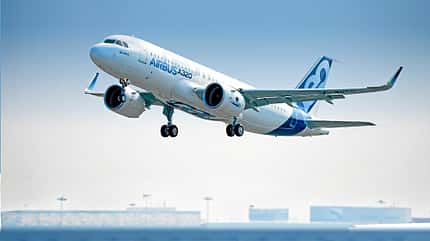 Airbus A320, A320 Familie, A319, A321XLR, A319neo Ein Airbus A320neo in Airbus-Livery beim Start, mit ausgefahrenem Fahrwerk