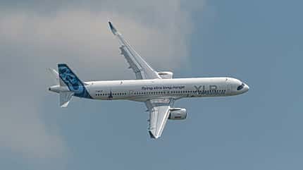 Airbus A320, A320 Familie, A319, A321XLR, A319neo Eine A321XLR in einer Steilkurve während eines Display-Flugs, mit deutlich sichtbaren Tragflächen
