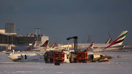 Feuerwehr bei CRJ900 Regionaljet nach Unfall in Toronto