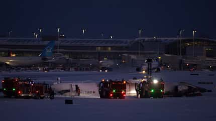 CRJ900 Regionaljet nach Unfall in Toronto mit Feuerwehr bei Nacht