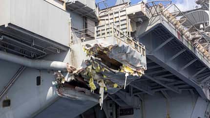 USS Truman, Navy, Flugzeugträger, CVN-75, CVN75 Schäden am Flugzeugträger USS Harry S. Truman nach Kollision mit Handelsschiff im Mittelmeer.