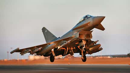 Eurofighter der RAF startet vor Wüstenhintergrund im Abendlicht