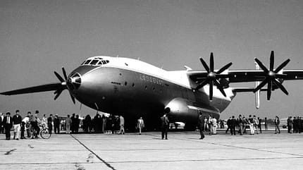 Antonow, An-22 Antonow An-22 am Boden mit Zuschauern