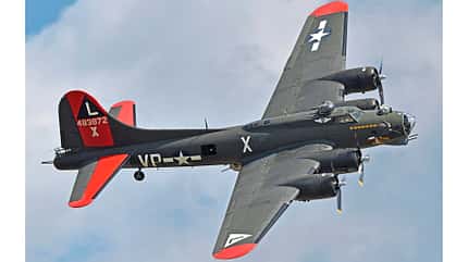 NTSB, Unfallanalyse, Dallas, Texas, Kollision, King Cobra, Crash, Airshow, Bell P-63 King Cobra, Boeing B-17G Flying Fortress Boeing B-17G Flying Fortress im Flug fotografiert
