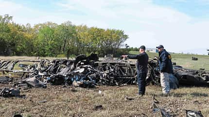 NTSB, Unfallanalyse, Dallas, Texas, Kollision, King Cobra, Crash, Airshow, Bell P-63 King Cobra, Boeing B-17G Flying Fortress Zwei NTSB Mitarbeiter bei der Begehung der Unfallstelle in Dallas