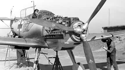 Messerschmitt Bf 109E, Bf 109, Emil, Jagdflugzeug, Jagdgeschwader, Luftwaffe Messerschmitt Bf 109 E-1, Rote 14, bei der Waffenjustierung