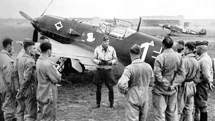Messerschmitt Bf 109E, Bf 109, Emil, Jagdflugzeug, Jagdgeschwader, Luftwaffe Oberleutnant Kroeck, Staffelkapitän der 4./JG 53, unterweist seine Männer vor dem nächsten Einsatz im November 1939