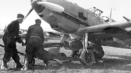 Messerschmitt Bf 109E, Bf 109, Emil, Jagdflugzeug, Jagdgeschwader, Luftwaffe Warte hängen per Hubwagen LWC 500 eine 250-kg-Bombe SC 250 unter eine Bf 109 E-4/B