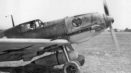 Messerschmitt Bf 109E, Bf 109, Emil, Jagdflugzeug, Jagdgeschwader, Luftwaffe Eine Bf 109 E-7 des JG 27 auf Sizilien vor der Verlegung nach Nordafrika