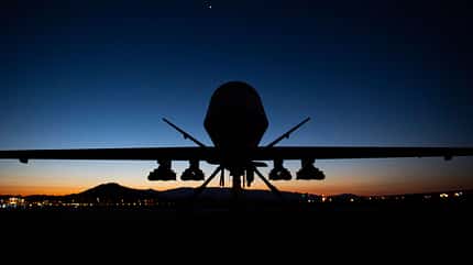 MQ-9 Reaper mit AGM-114 Hellfire nach Sonnenuntergang
