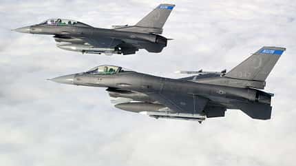 F-16, Falcon Zwei F-16 Fighting Falcon der Minnesota ANG im Flug
