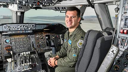 Boeing E-4B Nightwatch, National Airborne Operations Center, 1st Air borne Command and Control Squadron (ACCS), 595th Command and Control Group (CCG), Cockpit, Luftbetankung, E-4B, USAF, Sierra Nevada Corporation, 747-8I US-Air-Force-Oberstleutnant Alexander Barwikowski posiert für ein Foto im Cockpit einer E-4B Nightwatch auf der Offutt Air Force Base