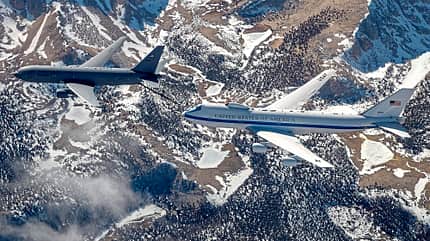 Boeing E-4B Nightwatch, National Airborne Operations Center, 1st Air borne Command and Control Squadron (ACCS), 595th Command and Control Group (CCG), Cockpit, Luftbetankung, E-4B, USAF, Sierra Nevada Corporation, 747-8I Luftbetankung einer Boeing E-4B Nightwatch durch eine Boeing KC-46