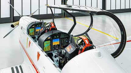 Pilatus, Pilatus PC-7 MKX, Demonstrator, Turboprop-Trainer, Cockpit, Basistrainer, Militär Beide Cockpits der Pilatus PC-7 MKX