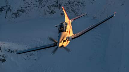 Pilatus, Pilatus PC-7 MKX, Demonstrator, Turboprop-Trainer, Cockpit, Basistrainer, Militär Pilatus PC-7 MKX Demonstrator im Flug vor den Alpen bei Sonnenuntergang