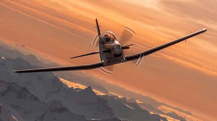 Pilatus, Pilatus PC-7 MKX, Demonstrator, Turboprop-Trainer, Cockpit, Basistrainer, Militär Pilatus PC-7 MKX Demonstrator im Flug vor den Alpen bei Sonnenuntergang