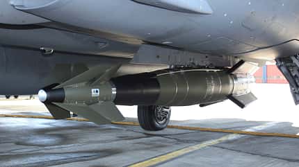 Rafale, Dassault Aviation, Kampfjet, Militär, Endmontagelinie AASM-1000-Lenkbombe an einer Dassault Rafale hängend