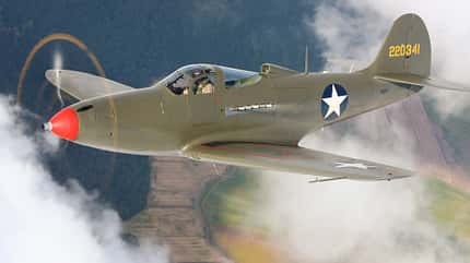 Bell P-39 Airacobra, A2A, Jäger, Jagdbomber, Bell Aircraft Corporation, Military Aviation Museum in Virginia, Allison-V-11-Motor Bell P-39 Airacobra im Flug