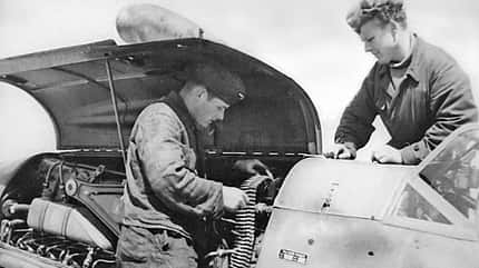 Messerschmitt Bf109F, Friedrich, einsitziger Jäger, Jagdflugzeug, Jagdbomber, DB 601, Luftwaffe, Zweiter Weltkrieg Aufmunitionieren der MG 17 an einer Messerschmitt Bf109F